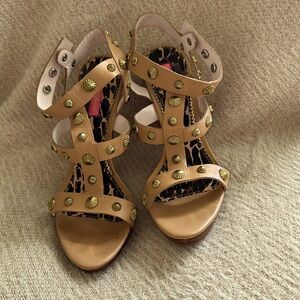 Betsy Johnson 5 1/2” heeled sandal size 10
